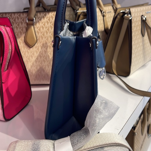 Michael Kors Mirella Small Ombré Signature Logo Crossbody Bag
Navy 
NWT - Picture 7 of 16